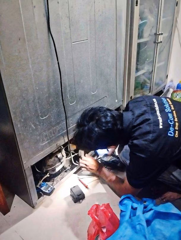 Teknisi De-Com Solution melakukan pengecekan unit